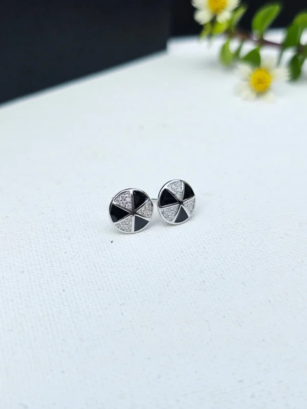 elegant noir studs earrings