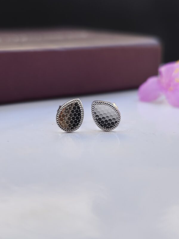 honeydew teardrop studs earrings