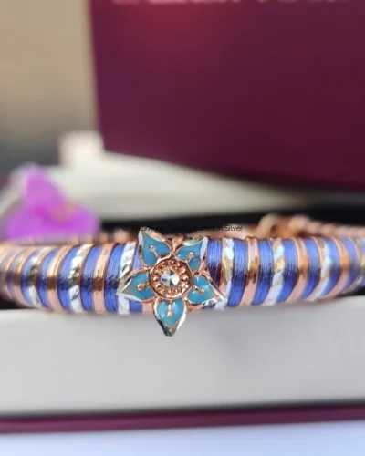 Blue blossom bracelet in 92.5 sterling silver, close-up view