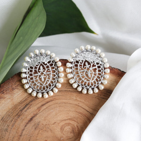 silver jaali studds