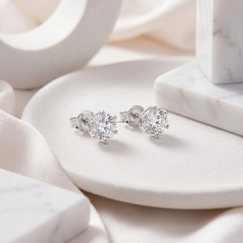 Solitaire studs prongs, close-up view
