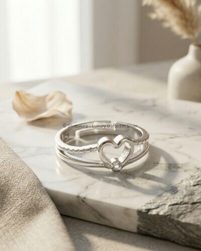 Fellow heart ring, front view