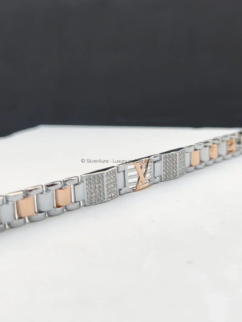 Signature interlock silver bracelet, close-up view
